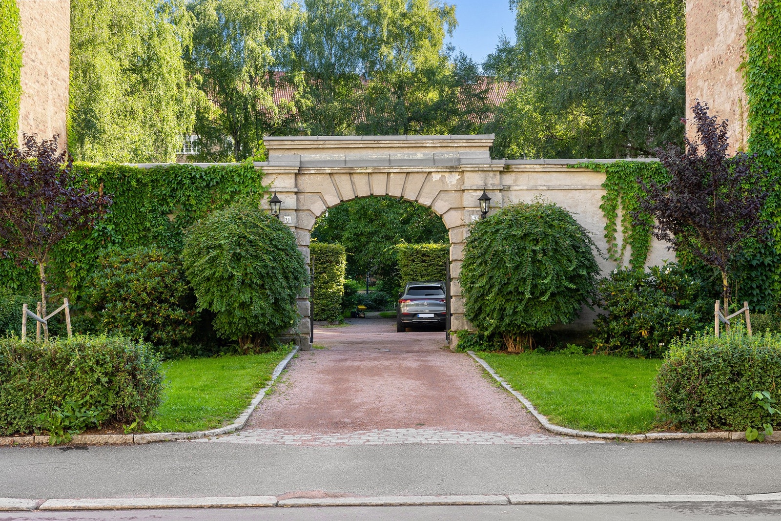 Jessenløkken er bygget med nasjonalromantiske/klassisistiske karréer utført i nordisk nybarokk i fire etasjer. Galleribilde