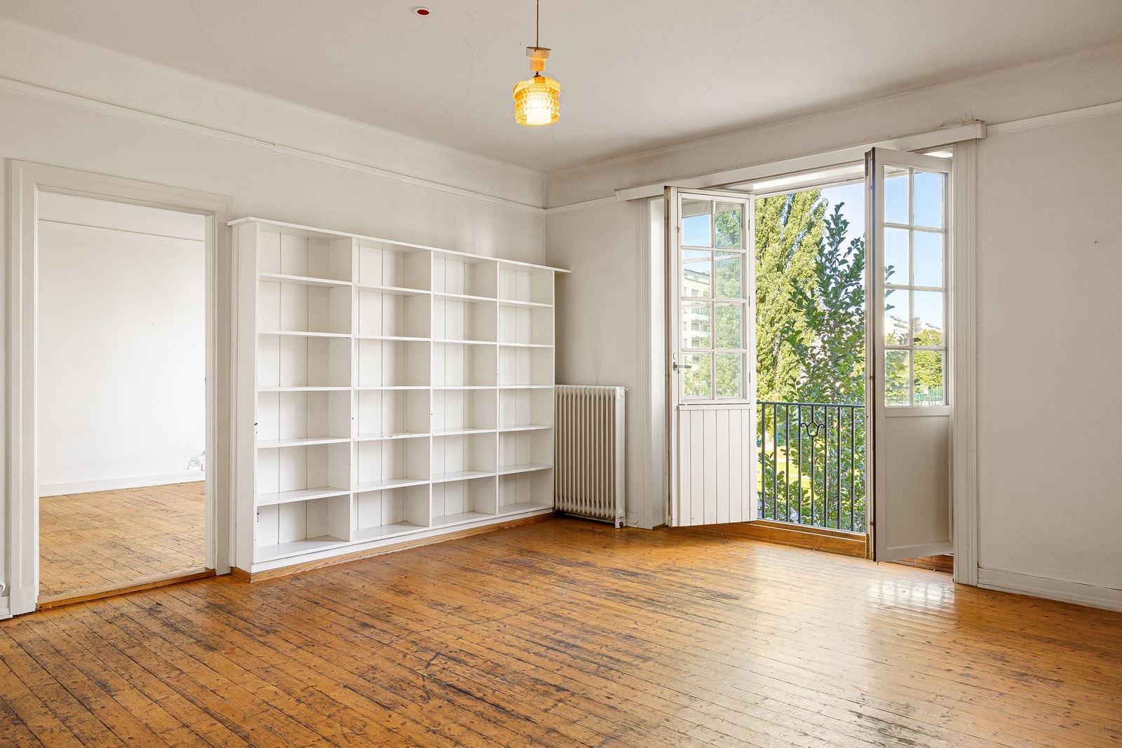 Spisestuen har snekkerbyggede hyller og adkomst adkomst til gang, soverom. Galleribilde