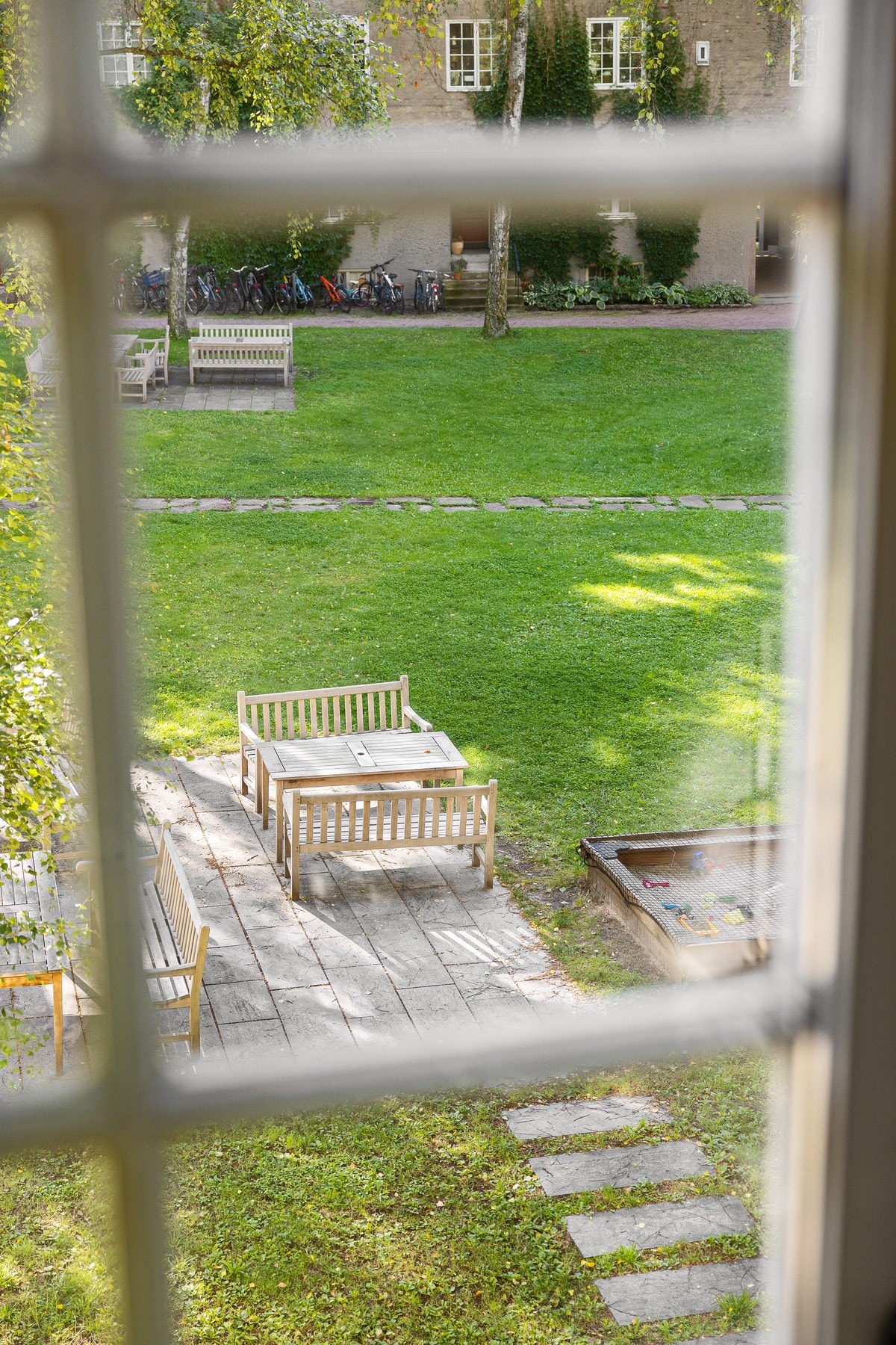 Hyggelig utsyn mot frodig bakgård fra kjøkken. Galleribilde