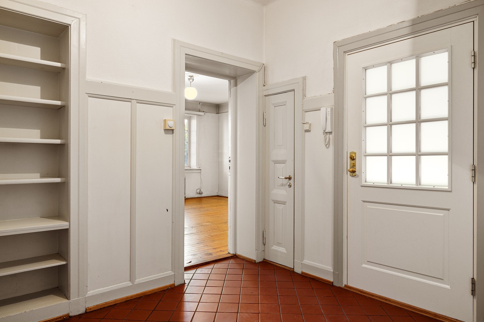 Entré har adkomst til peisestuen. Galleribilde