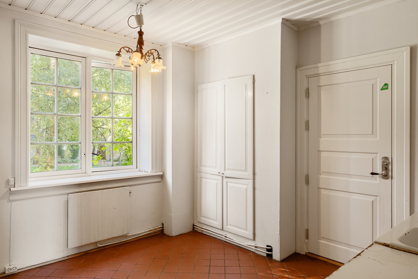 Stort vindu på kjøkken skaper rikelig med naturlig lysinnslipp. Galleribilde