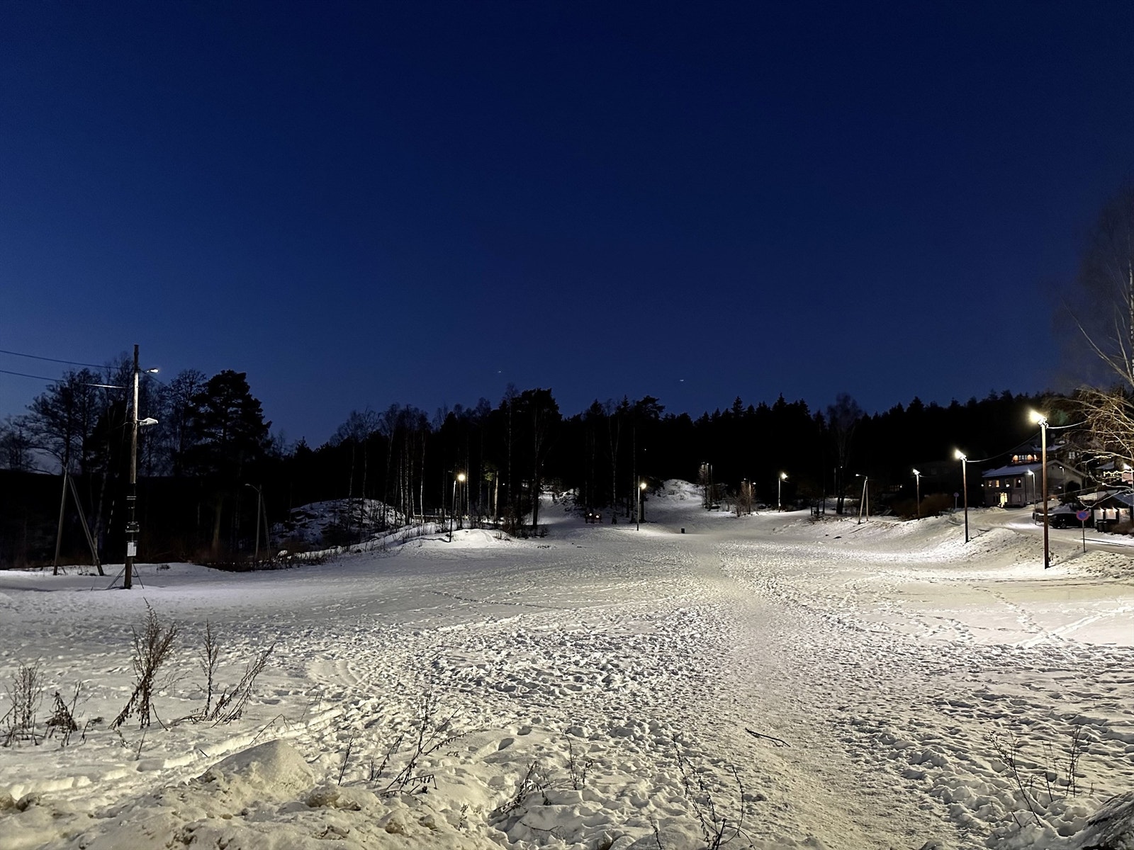 Kun noen hundre meter fra eiendommen ligger Langsetløkka med milevis med ski-, sykkel og turløyper innover marka. Galleribilde