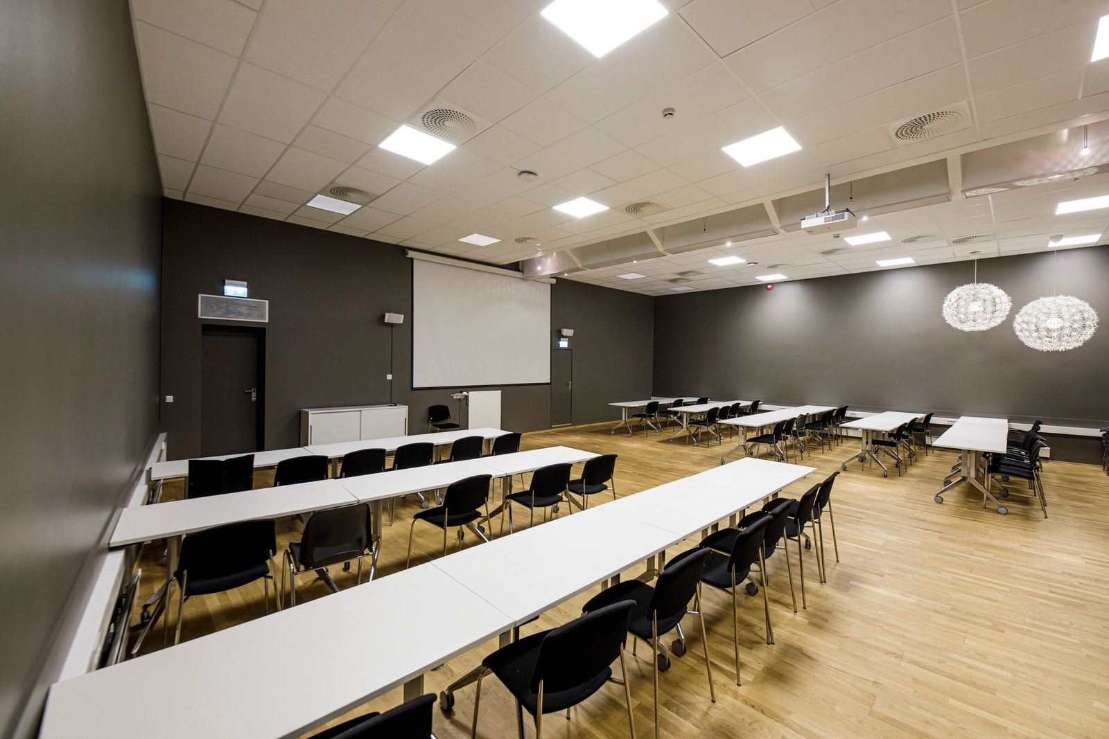 Stort møterom med plass til opp til 70 mennesker kan bookes. Her leverer også personalrestauranten mat og kaker ved behov. Galleribilde