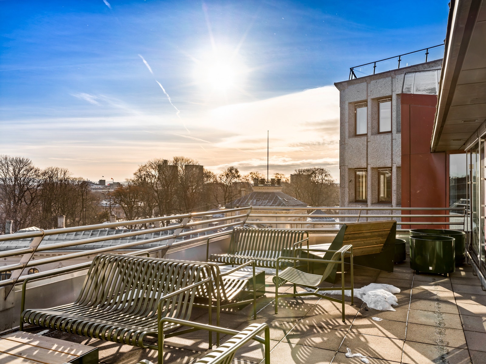 Nyt lunsjen ute på takterrassen Galleribilde