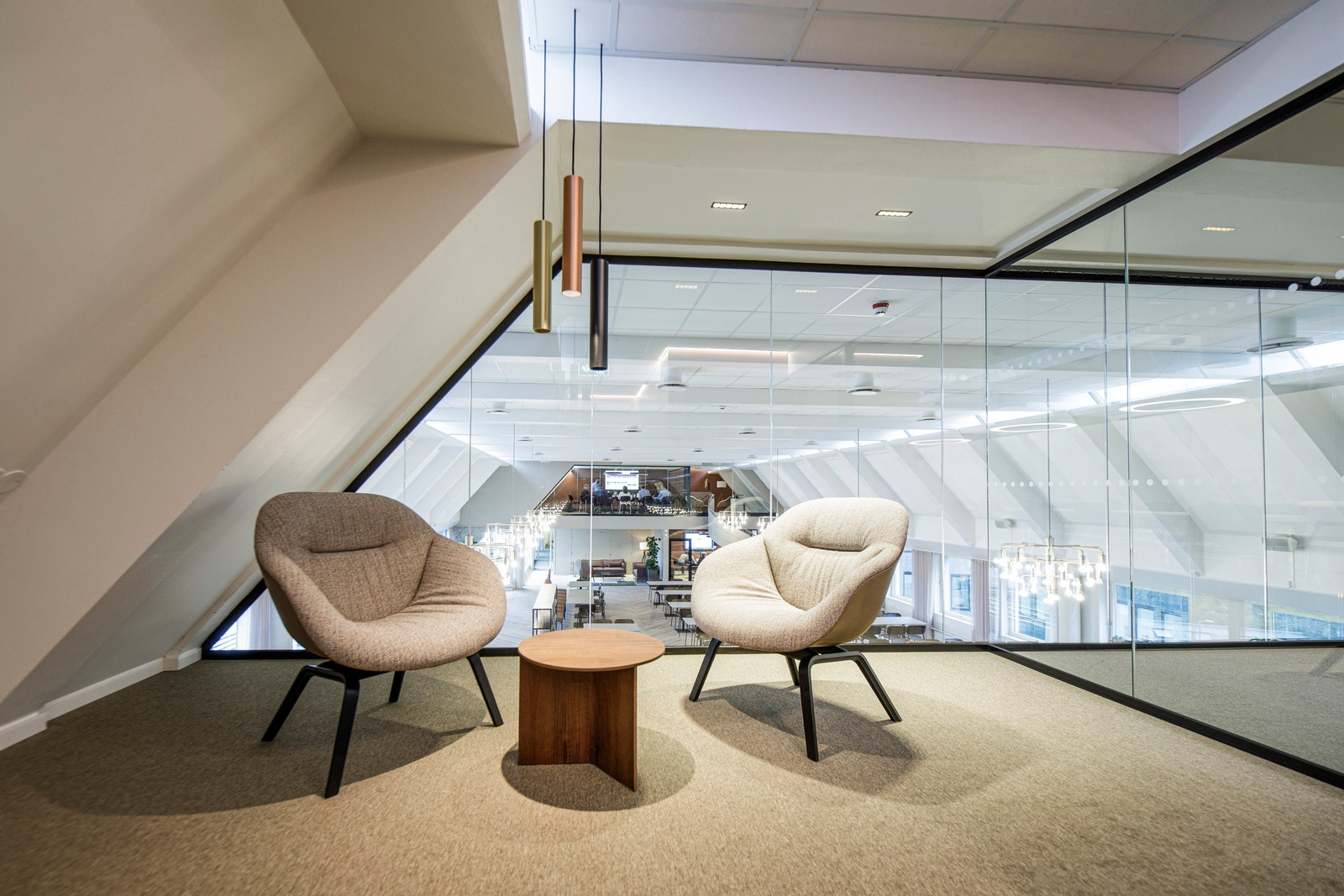 Uformelle sitteplasser ifbl med kantinen. Her kan dere ta et uformelt møte eller jobbe Galleribilde