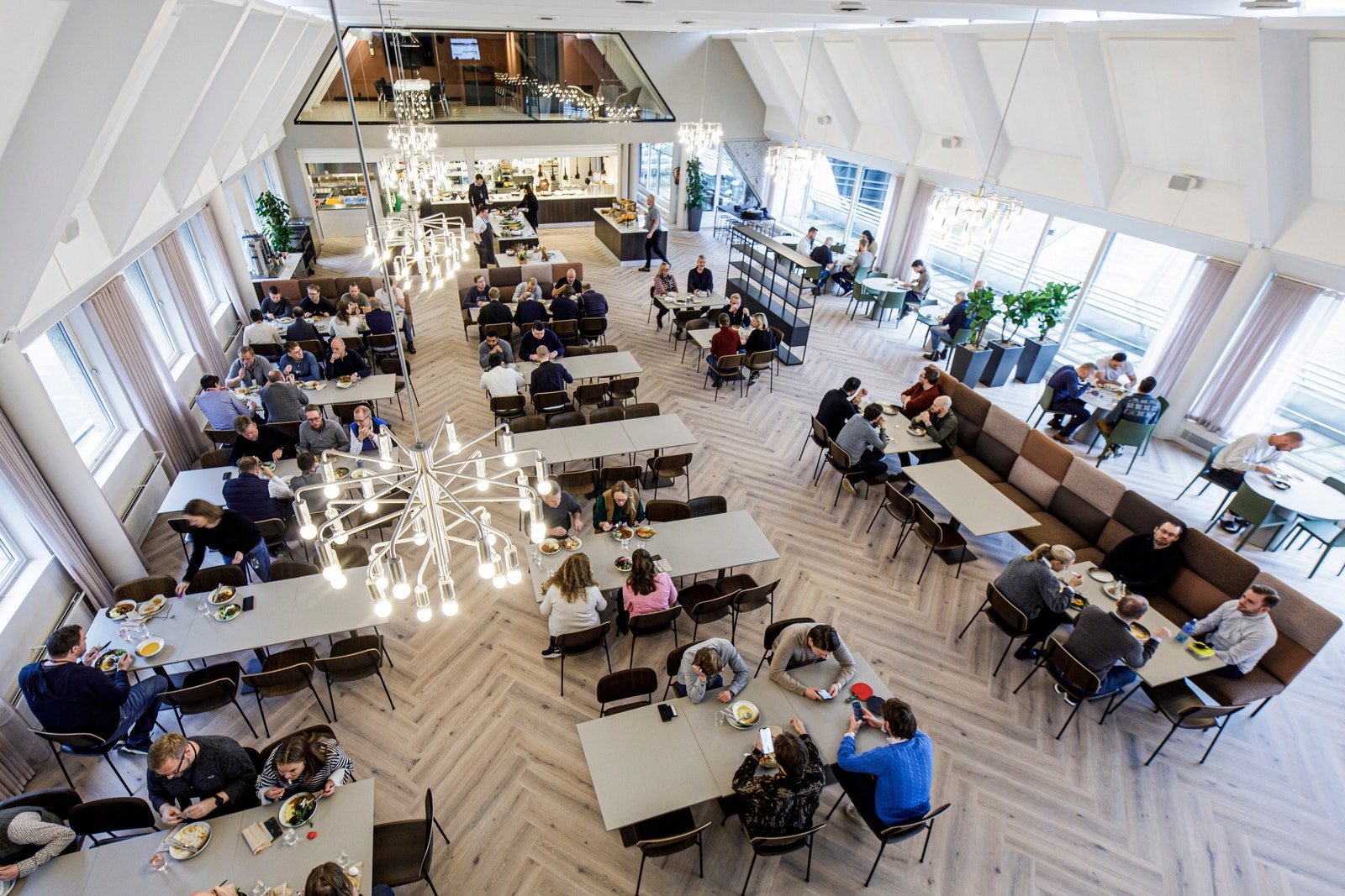 Kantinen er populær og lunsj bookes lett i Izy appen Galleribilde