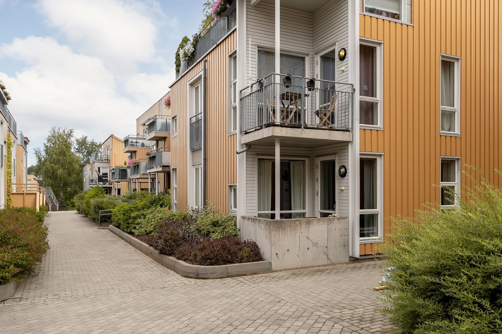 Sameiet har kontrakt med Dodoi renhold AS om renhold av
fellesarealene. Det er månedlig matteservice i alle oppganger og innganger fra garasjekjelleren. Sameiet har et ventilert søppelrom med dunker for restavfall og spesialavfall. Galleribilde