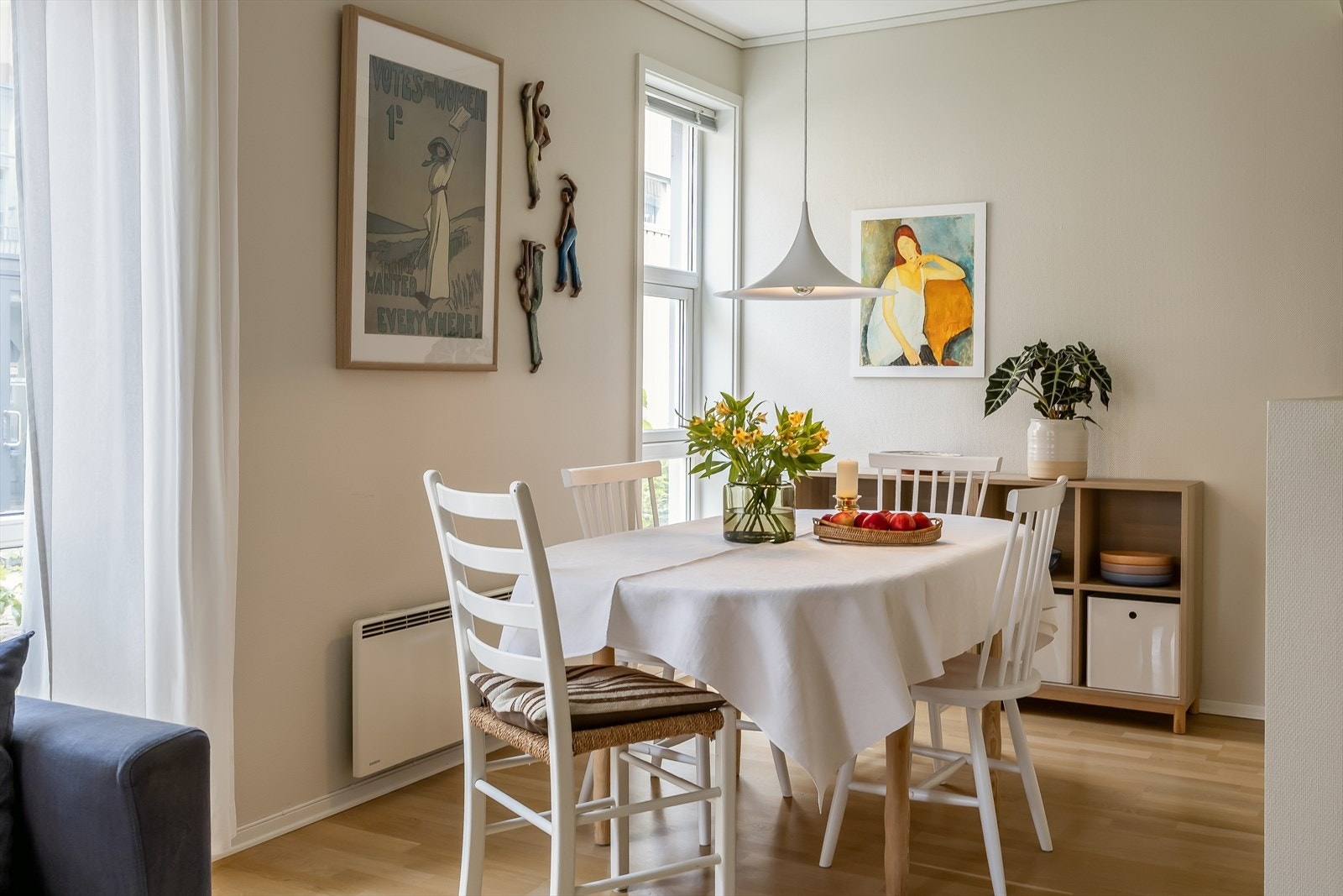 Den åpne løsningen har en utforming som gir en naturlig inndeling for møblering i forskjellige soner og god plass til spisegruppe. Galleribilde