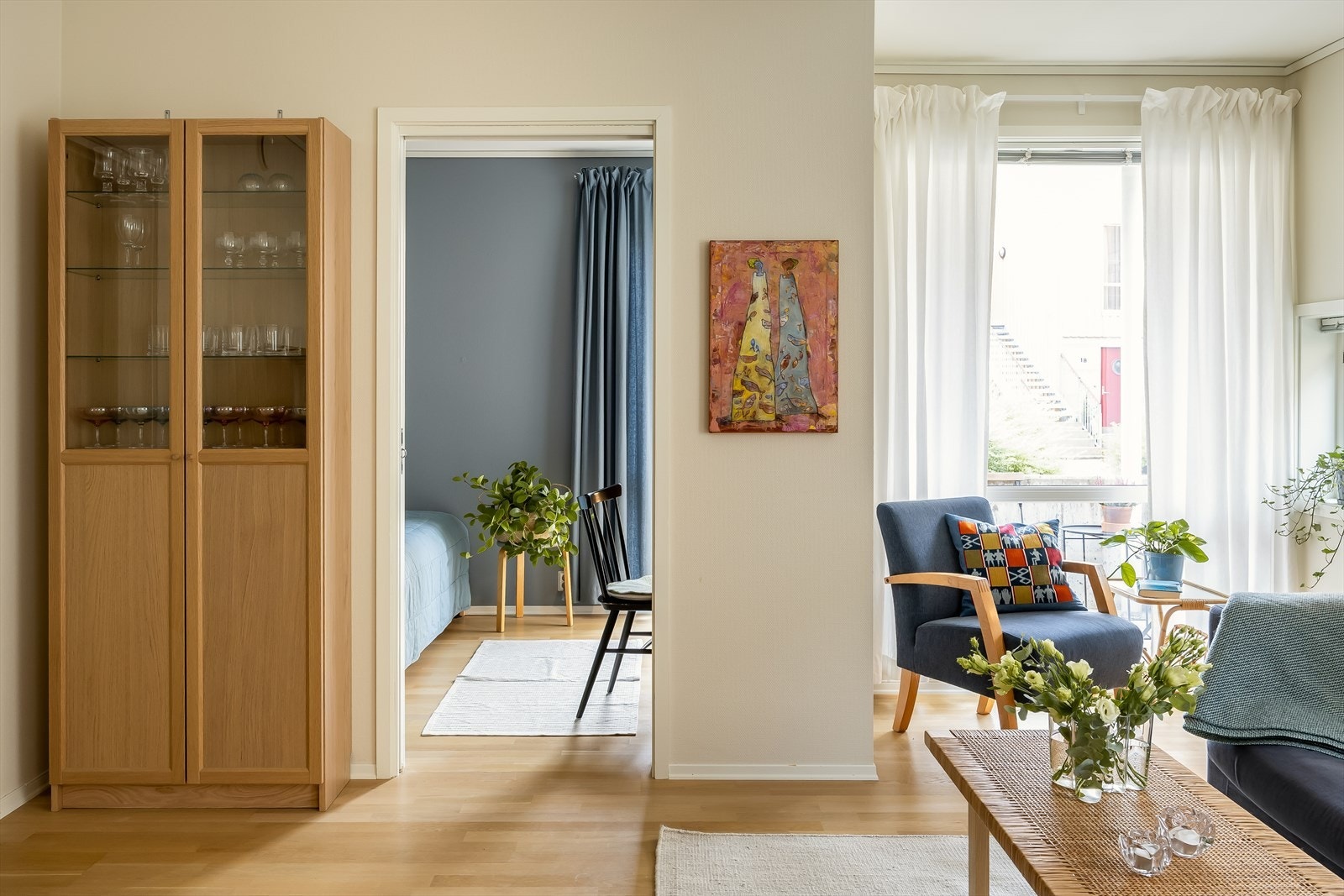 Her bor du kun en kort gåtur unna NTNU Gløshaugen, Samfundet og St. Olavs hospital, Helgasetr samt Trondheim sentrum som byr på "alt" av fasiliteter. Det er også kort vei til flotte Bakklandet med grønne friområder og elvepromenaden. Galleribilde