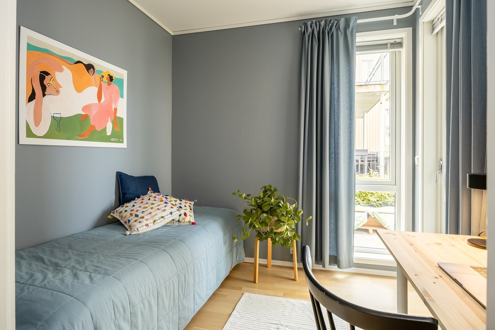 Direkte fra stue finner vi et av leilighetens to soverom som har en størrelse på 6 m². Galleribilde