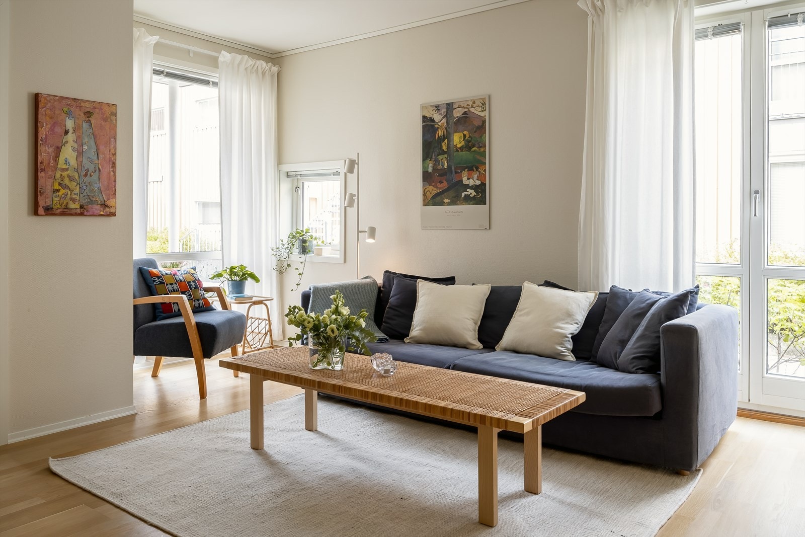 Leiligheten har hjørnebeliggenhet og byr på en romslig åpen stue- og kjøkkenløsning på 30 m². Det er store og mange vindusflater, som gir godt med naturlig lys inn i leiligheten. Galleribilde