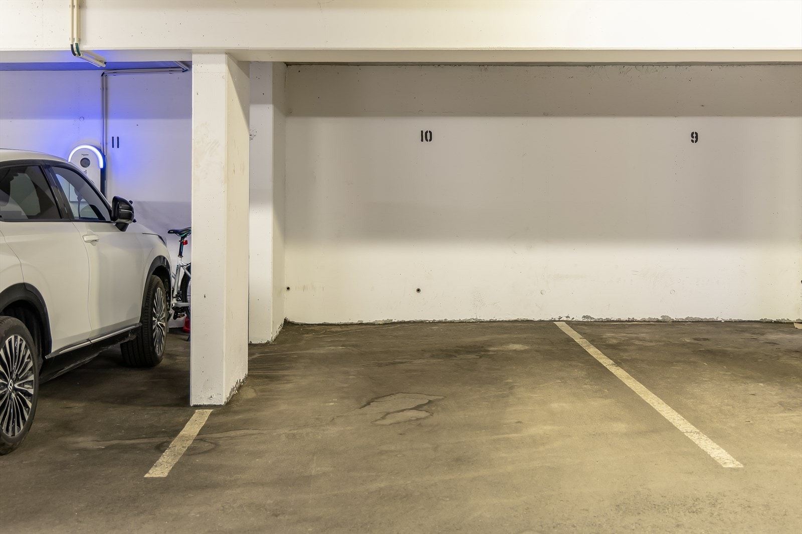 Det medfølger egen p-plass i kjeller. Sameiet har avtale med Park- og anleggstjenester AS om vaktmestertjenester for alle fellesarealer og -anlegg. Dette inkluderer blant annet spyling av garasjeanlegget. Galleribilde