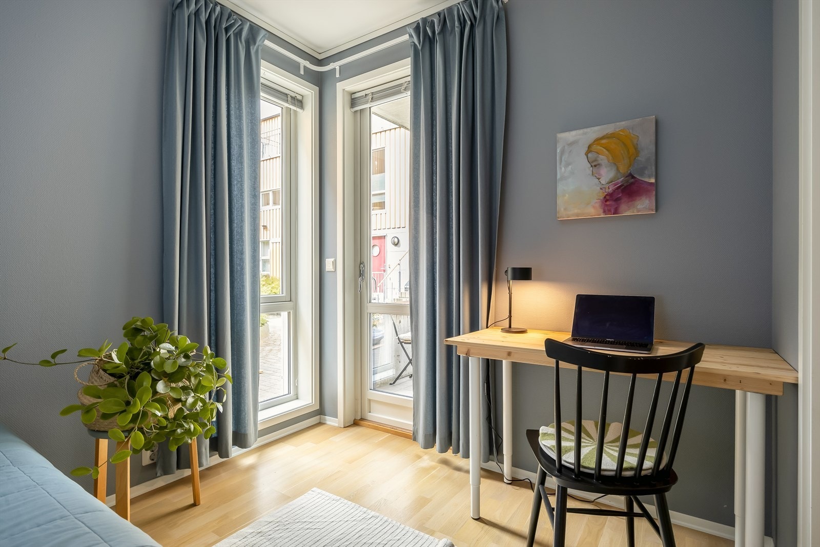 Her er det plass til både seng og skrivepult. Rommet fungerer fint til både utleie, gjesterom, barnerom eller kontor. Galleribilde