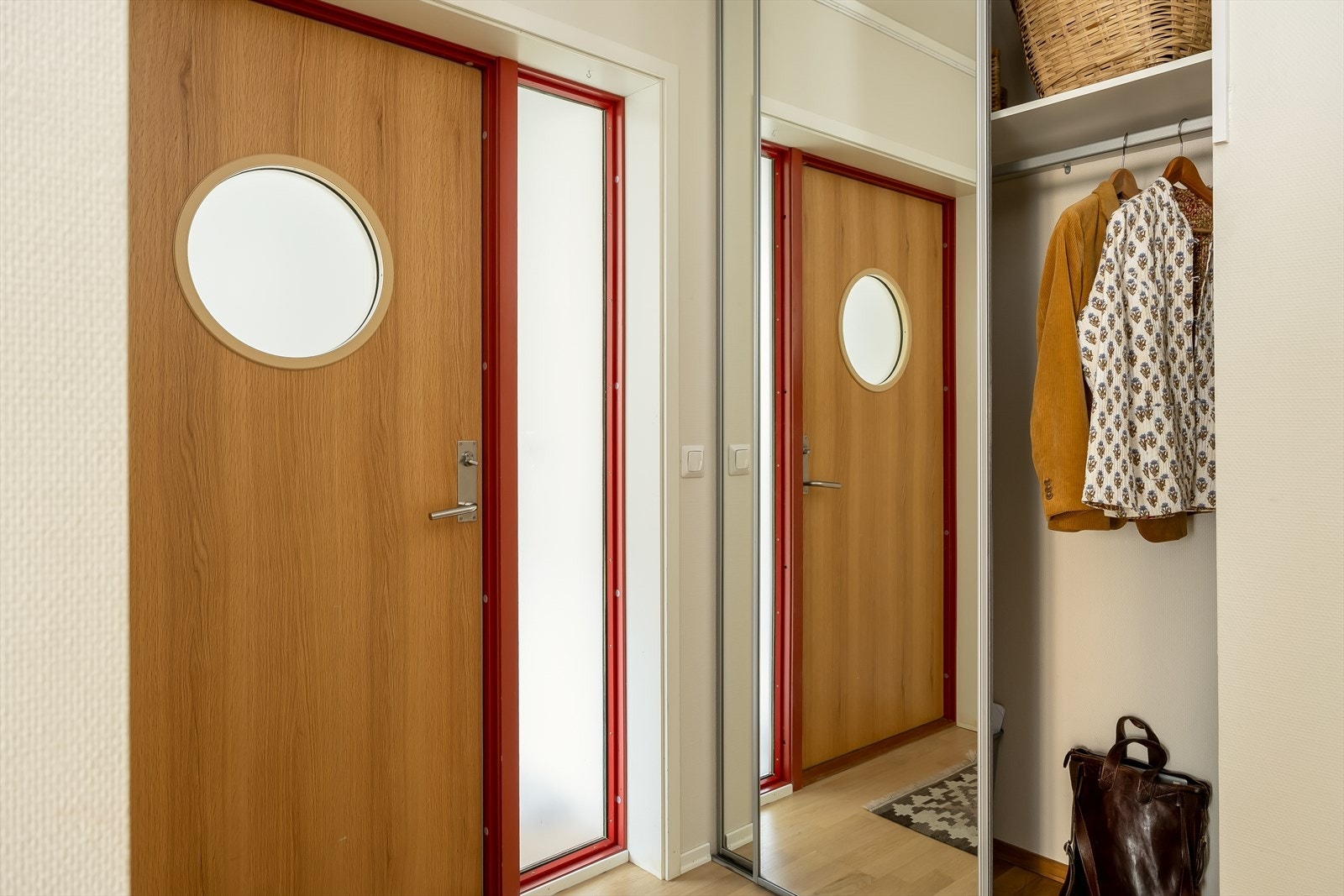 I entréen er det plassbygd skyvedørsgarderobe med speil for oppbevaring av sko og yttertøy. Skapet medfølger handelen. Galleribilde
