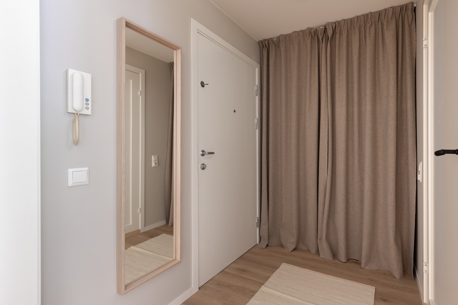 Innvendige gulv er belagt med laminat, samt sparklet og malte overflater på plater/murpuss som er gjennomgående for hele leiligheten. Galleribilde