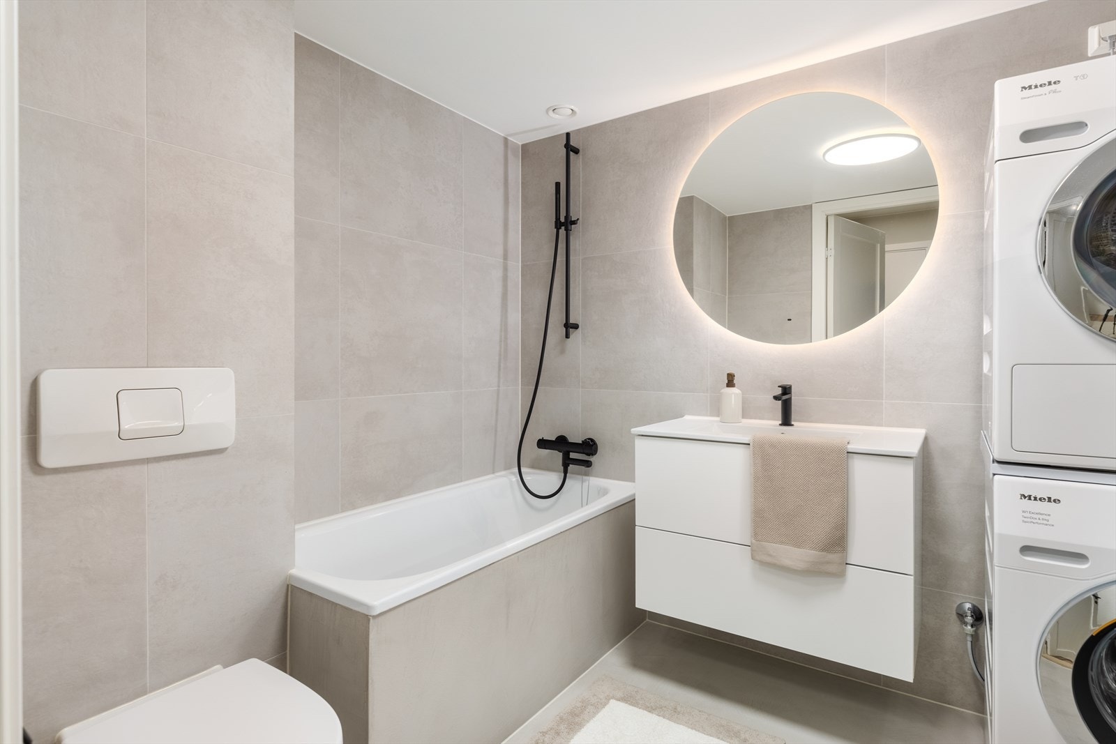 Badet er i følge eier pusset opp i 2023 med flis på flis på vegger, og mikrosement på gulv. Galleribilde
