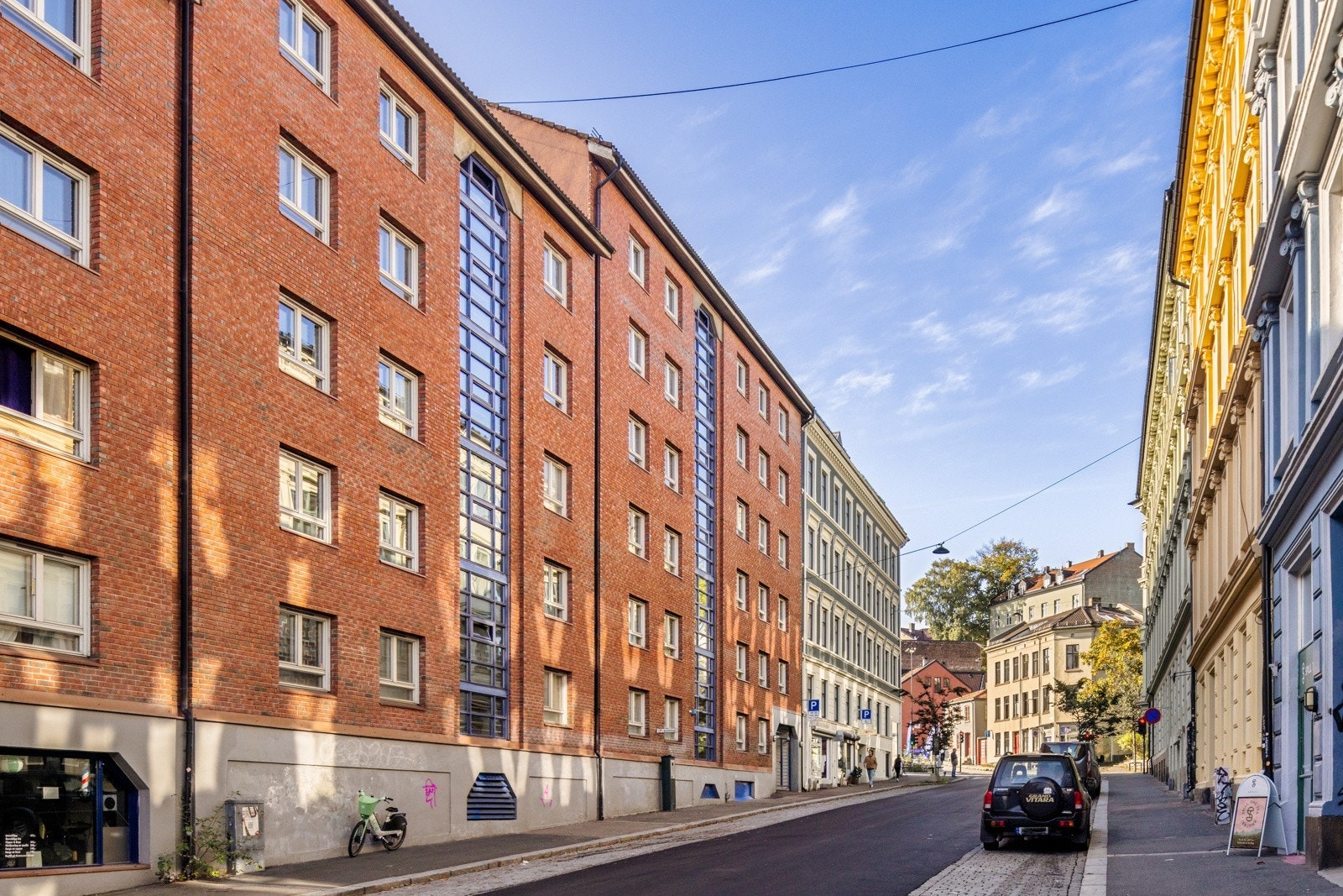 Beliggenheten er sentral og ettertraktet ''midt i smørøyet'' på Fredensborg, et hyggelig område som er i stor utvikling. Galleribilde
