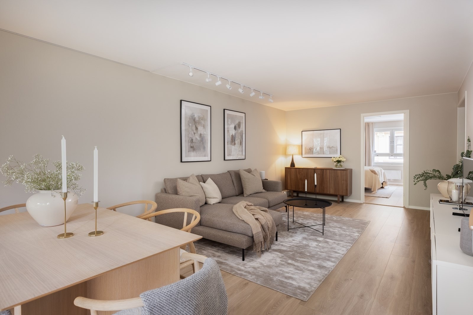 Den gjennomgående planløsningen består av entré, stue, kjøkken, soverom og bad. Galleribilde