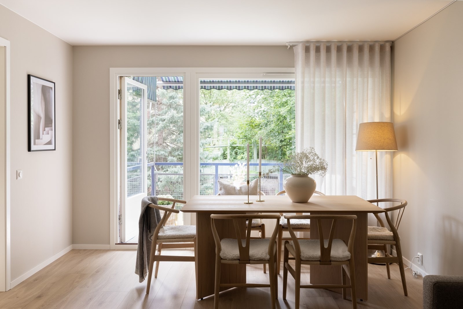 Stuens utforming gjør det enkelt å innrede i to ulike soner med sofakrok og en spisegruppe. Galleribilde