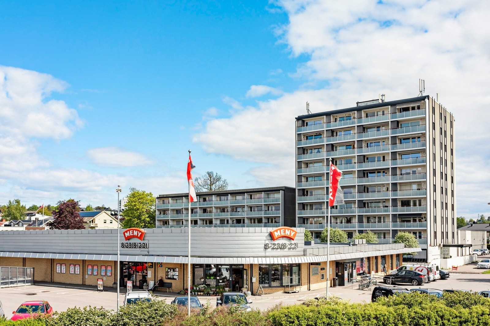 Enggaten ligger også nær diverse dagligvareforretninger, blant annet Meny på Heimdal og Rema 1000 samt Kiwi på Kilen. Galleribilde