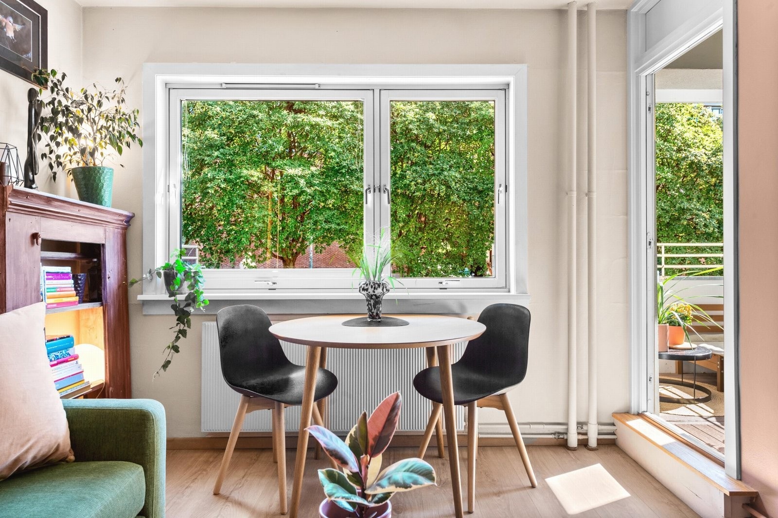 I sonen nær vinduet er det naturlig plass til spisebord. Galleribilde