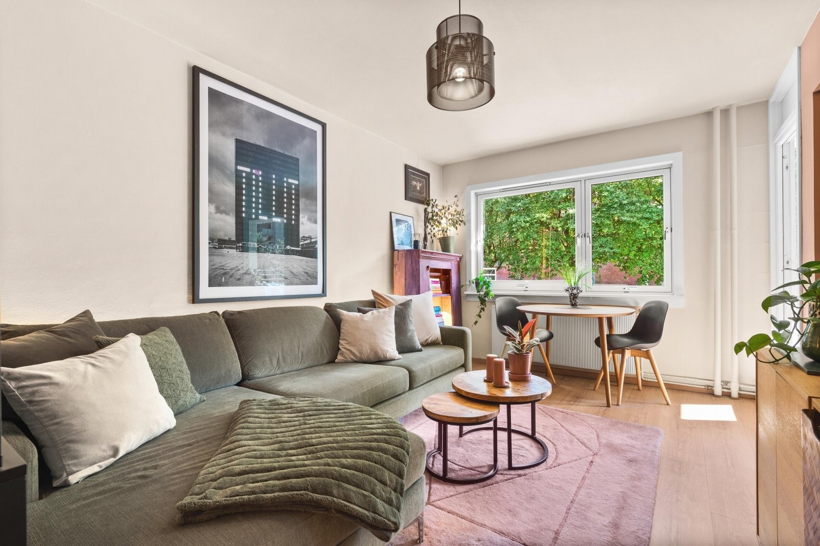 Det er plass til en større sofa i stuen. Galleribilde