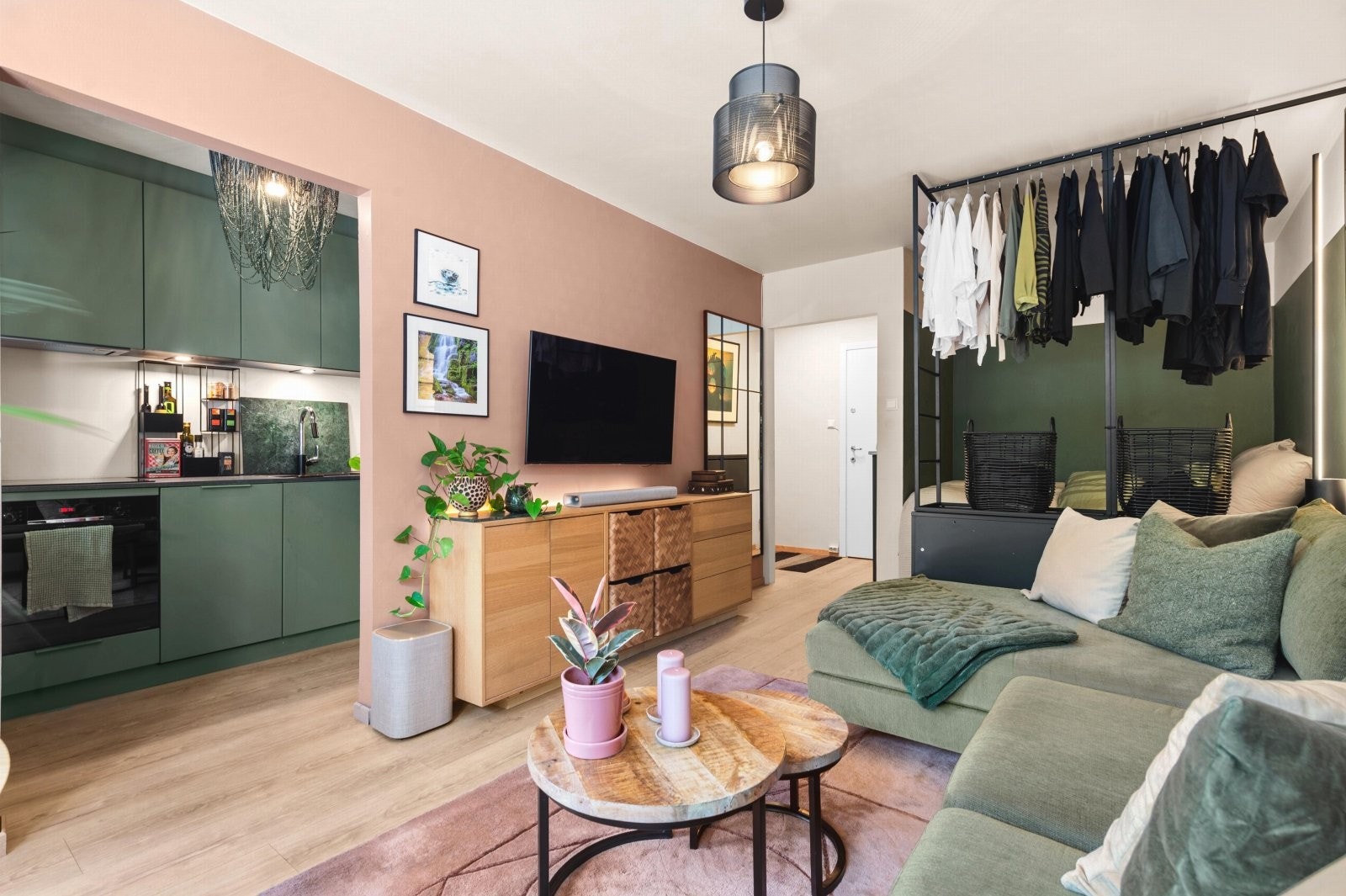 Leiligheten er enkel å møblere med god plass til sofa og medieseksjon. Galleribilde