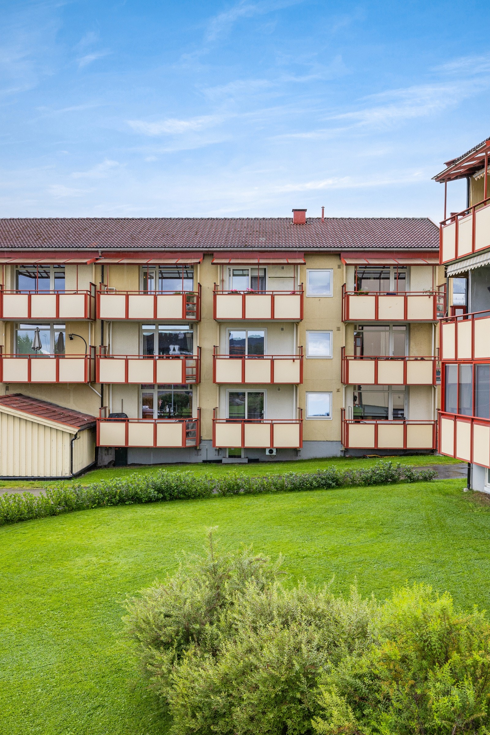 Tomten er fellesareal som er opparbeidet med plen og beplantning. Galleribilde
