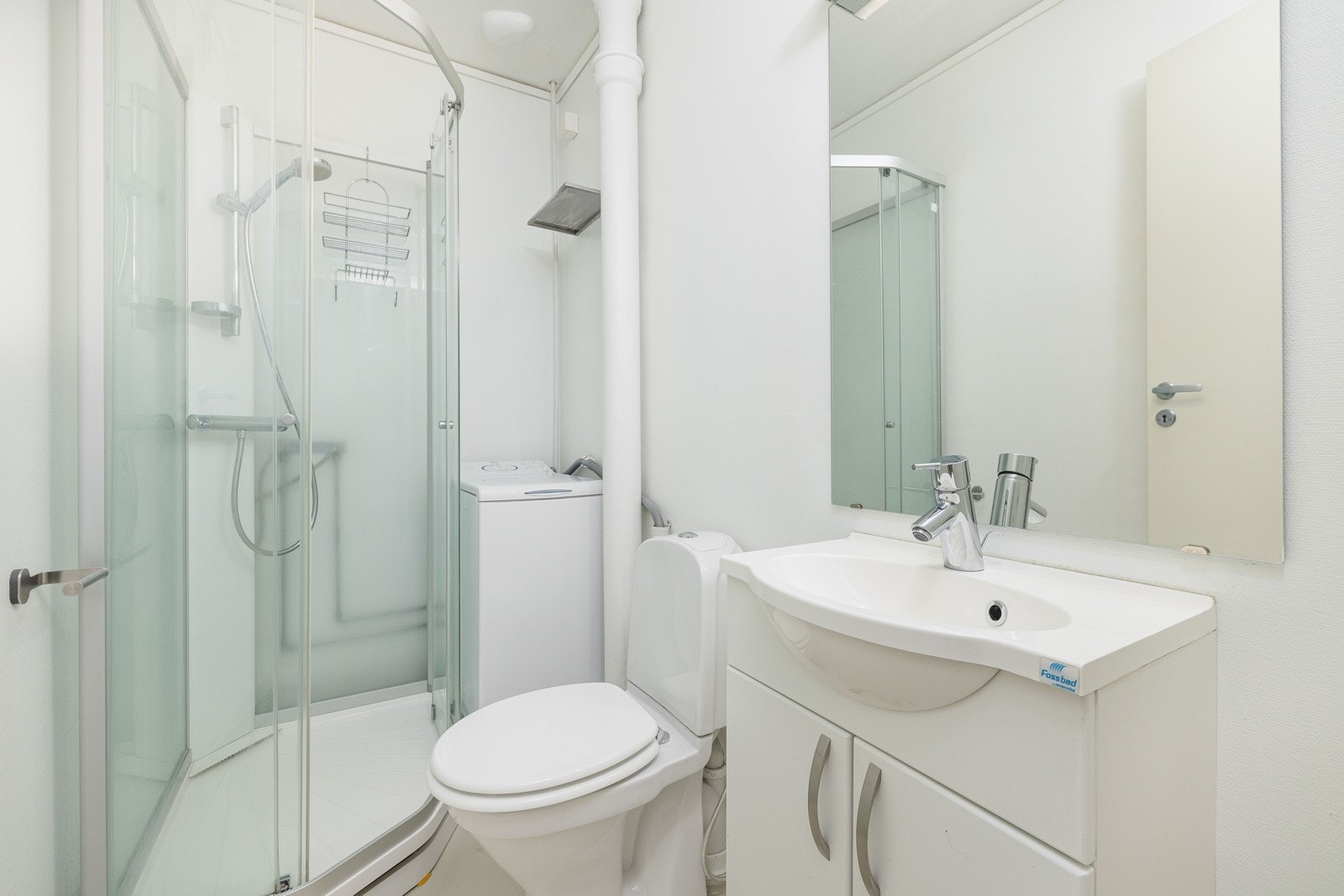 Badet har servant med underskap. Galleribilde