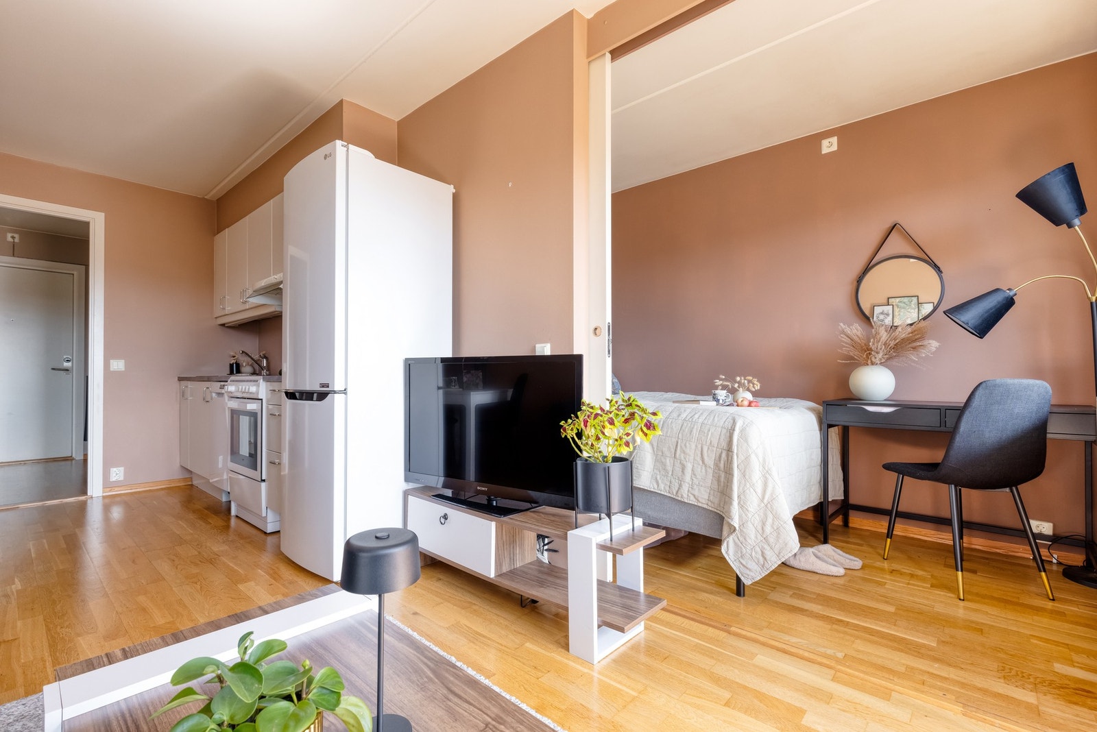 Åpen og sosial kjøkkenløsning mot stue Galleribilde