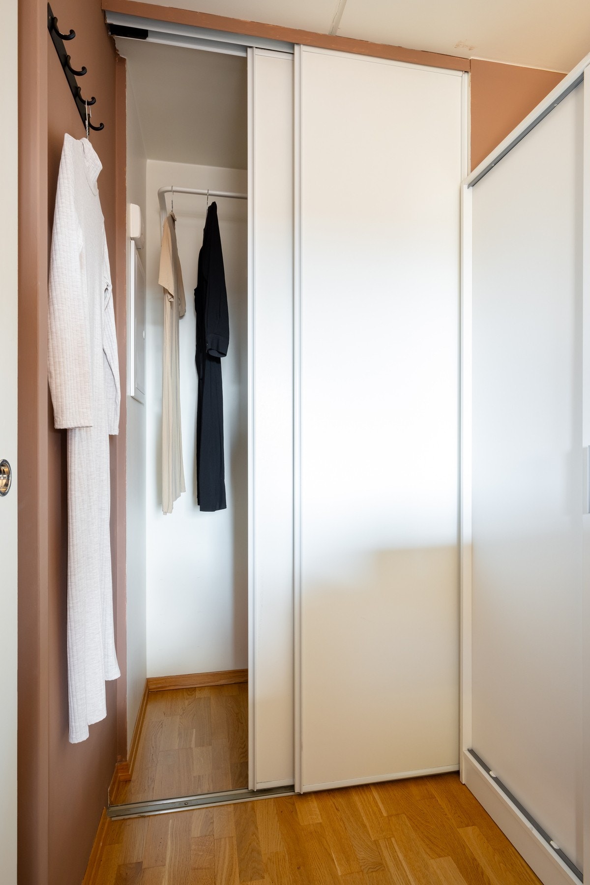 Oppbevaringsplass for klær i garderobe på soverommet. Galleribilde