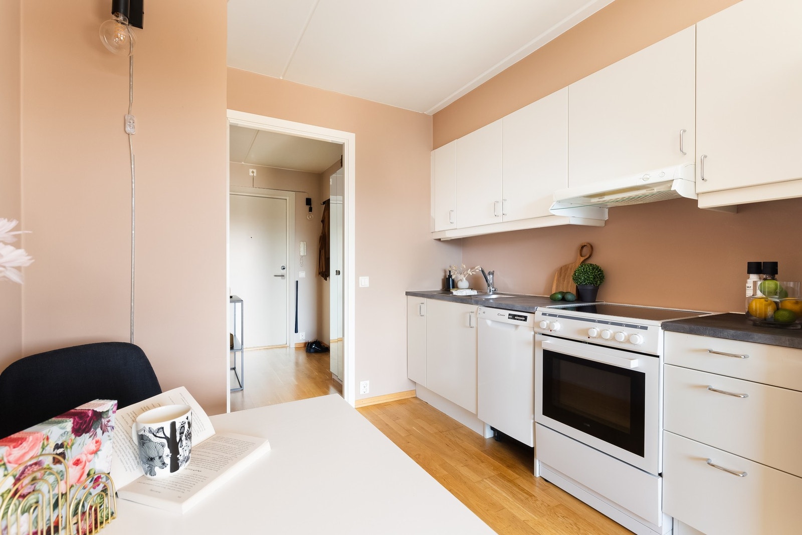 Kjøkkeninnredning har glatte fronter og benkeplater av laminat, nedfelt oppvaskkum med ett-greps armatur. Galleribilde