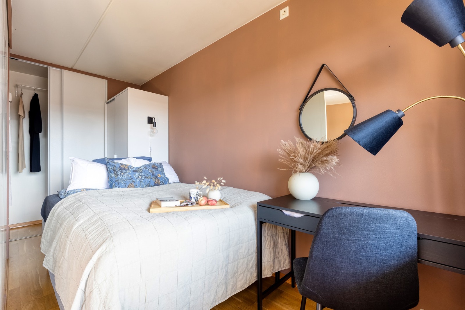 Her er det plass for dobbeltseng og skrivepult. Galleribilde