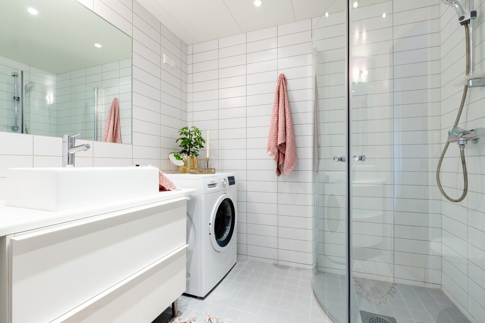 Lyst og flislagt bad med varme i gulv. Galleribilde