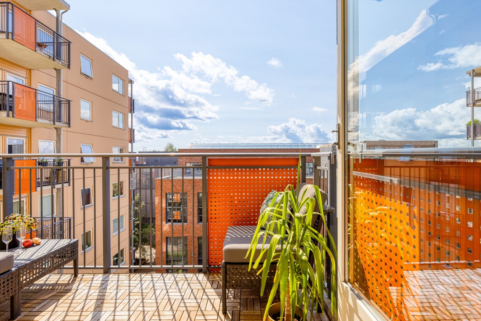 Balkongen er som en forlengelse av stuen på sommerstid. Galleribilde