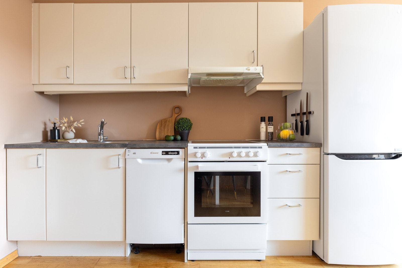 Ventilator med mekanisk avtrekk plassert i overskap over komfyr. Galleribilde