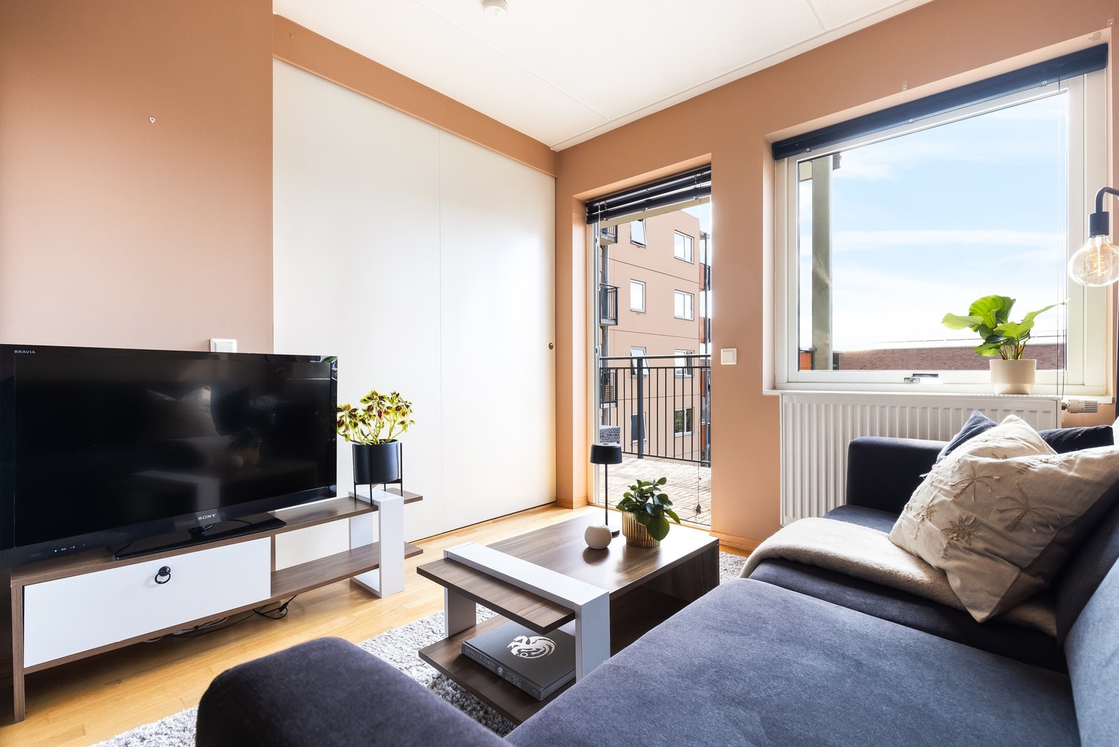 Stuen har en god planløsning. Her er det plass til sofagruppe, tv-seksjon og spisegruppe. Fra stuen er det utgang til en herlig balkong. Galleribilde