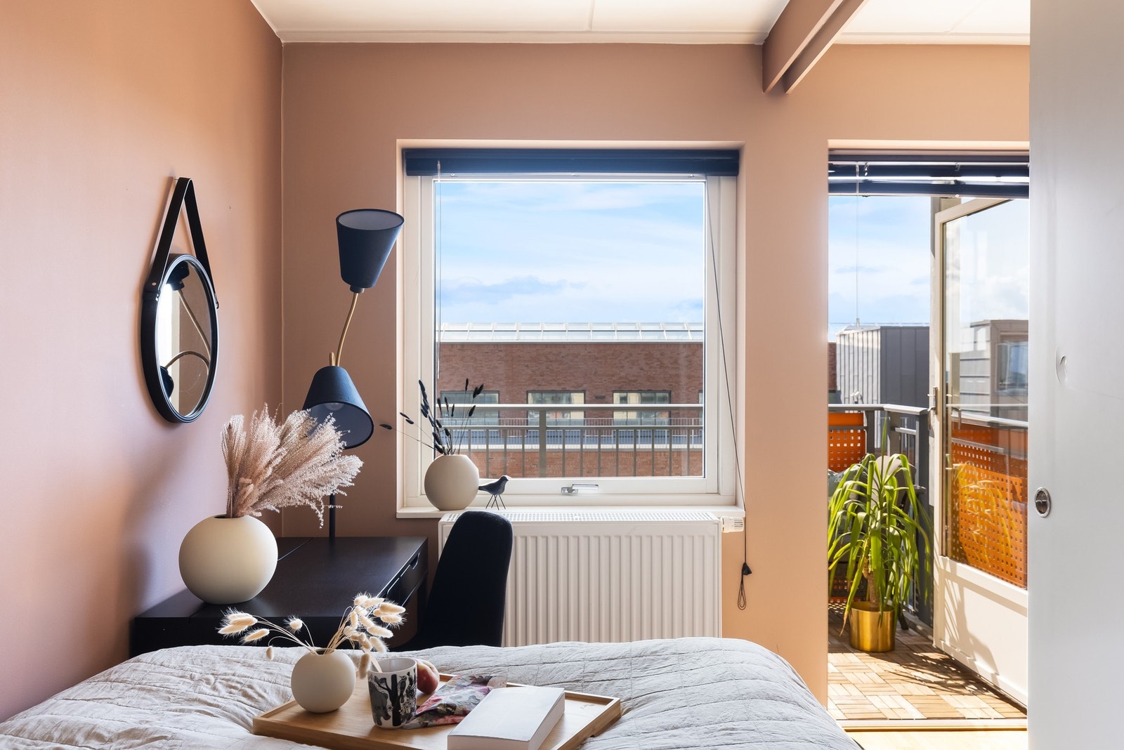 Gulvflater belagt med parkett. Vegg- og himlingsflater i malte flater. Galleribilde