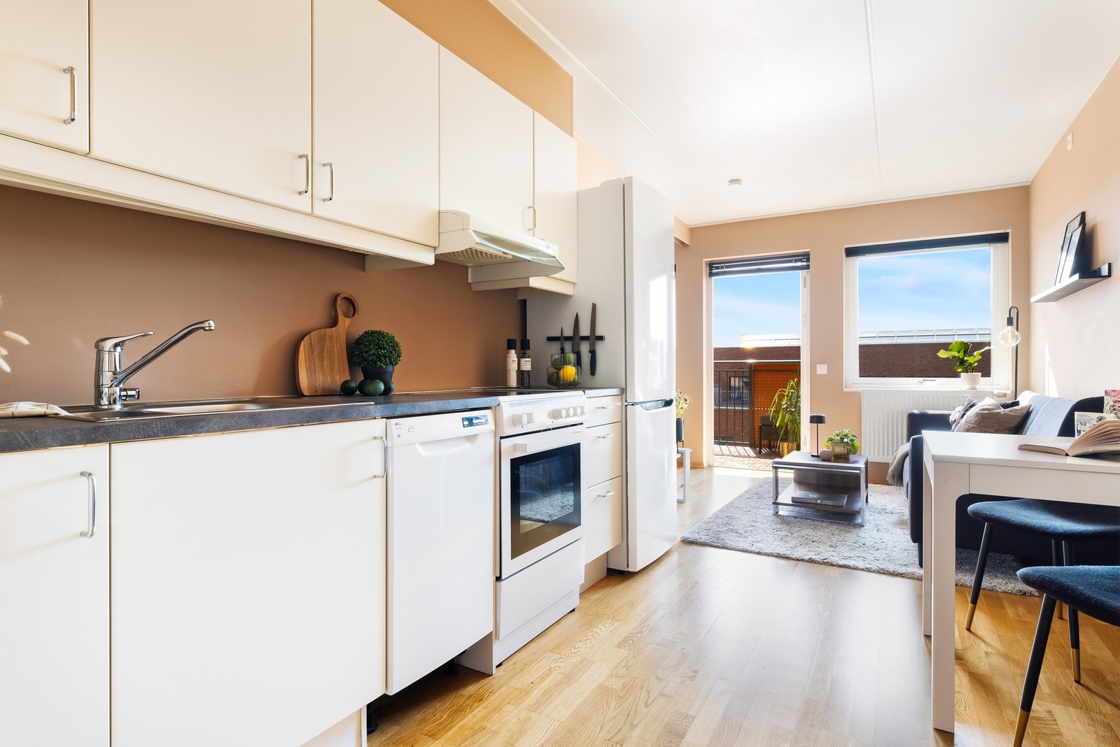 Kjøkkenet har frittstående hvitevarer som medfølger handelen. Galleribilde