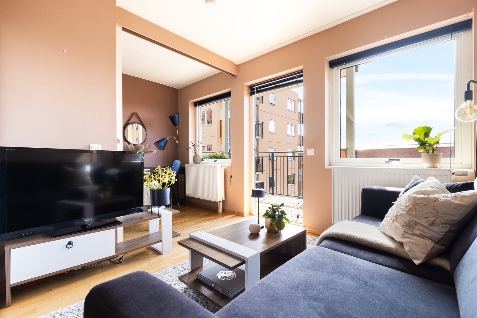 Lys stue med store vindusflater som slipper inn rikelig med lys. Galleribilde