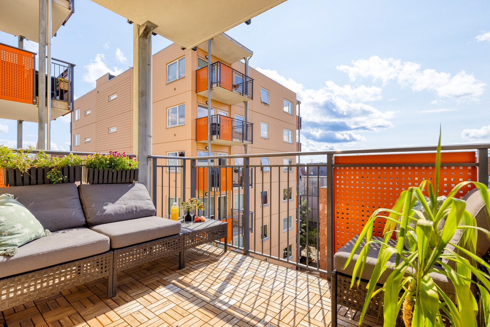 Balkongen er på ca. 6 m2. Det er gode solforhold med sol fra ca. 11:30 til 19:30 i følge selger. Galleribilde