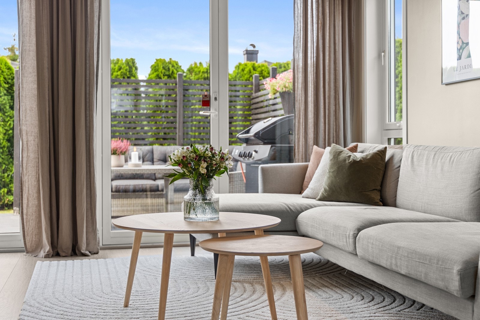 De store vindusflatene bidrar til godt med naturlig lys Galleribilde