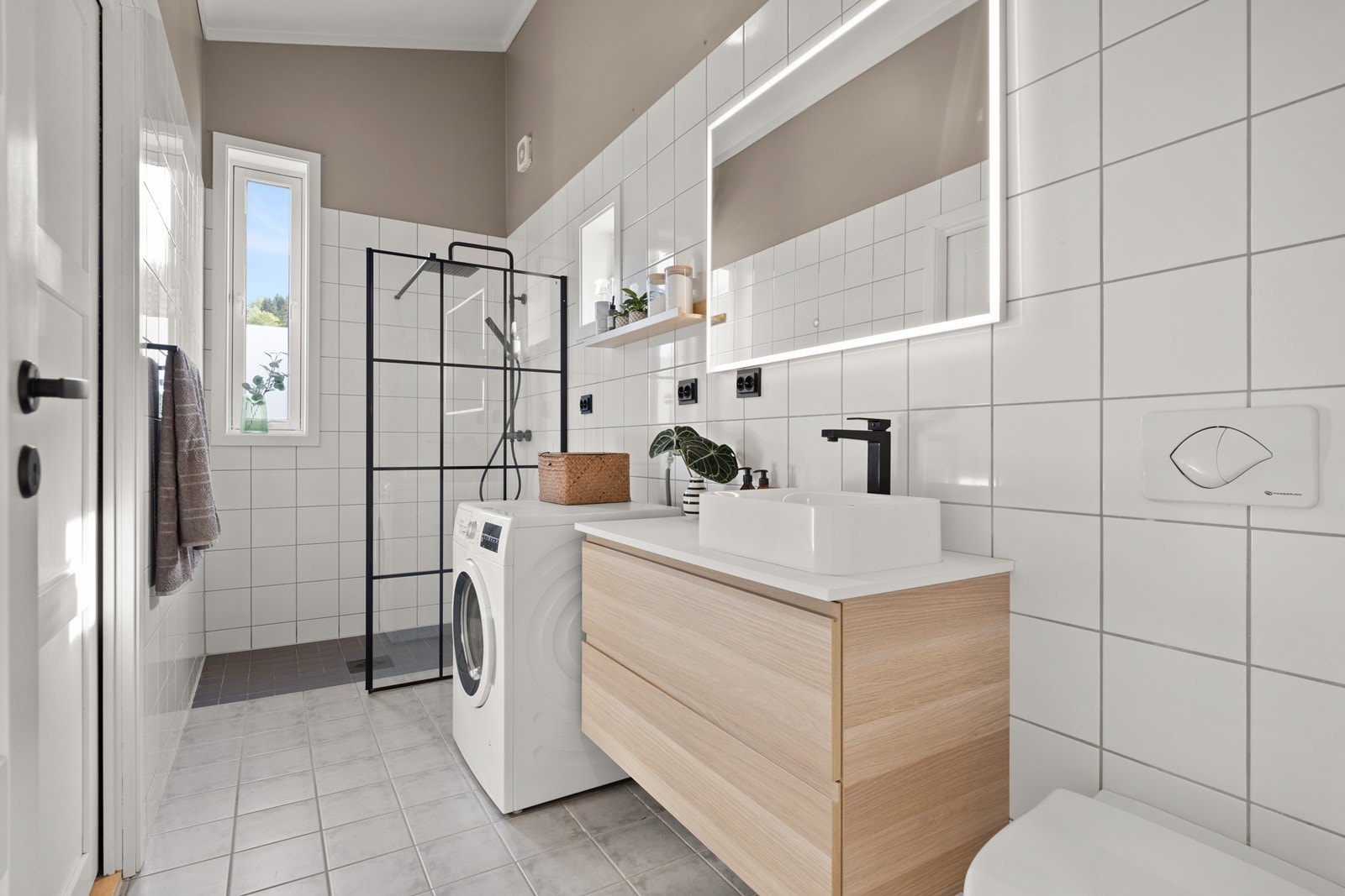 Romslig bad fra 2007 med flislagte overflater og varmekabler Galleribilde