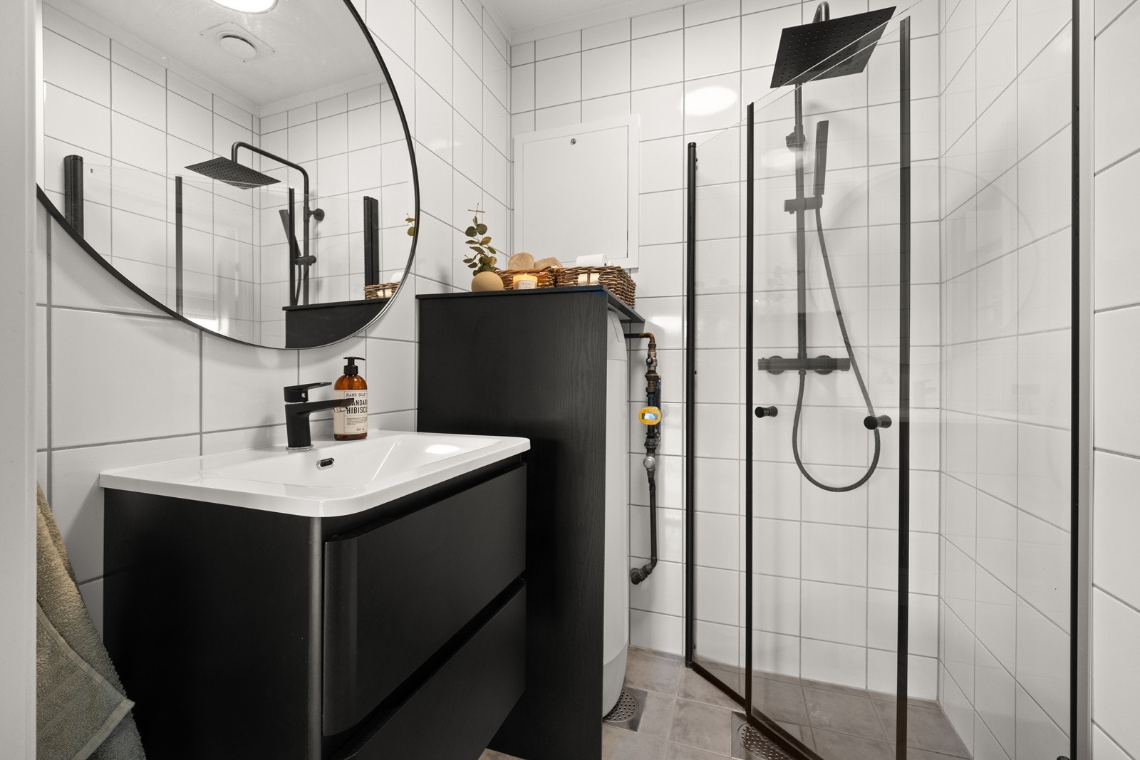 Pent bad med flislagte overflater og varmekabler Galleribilde