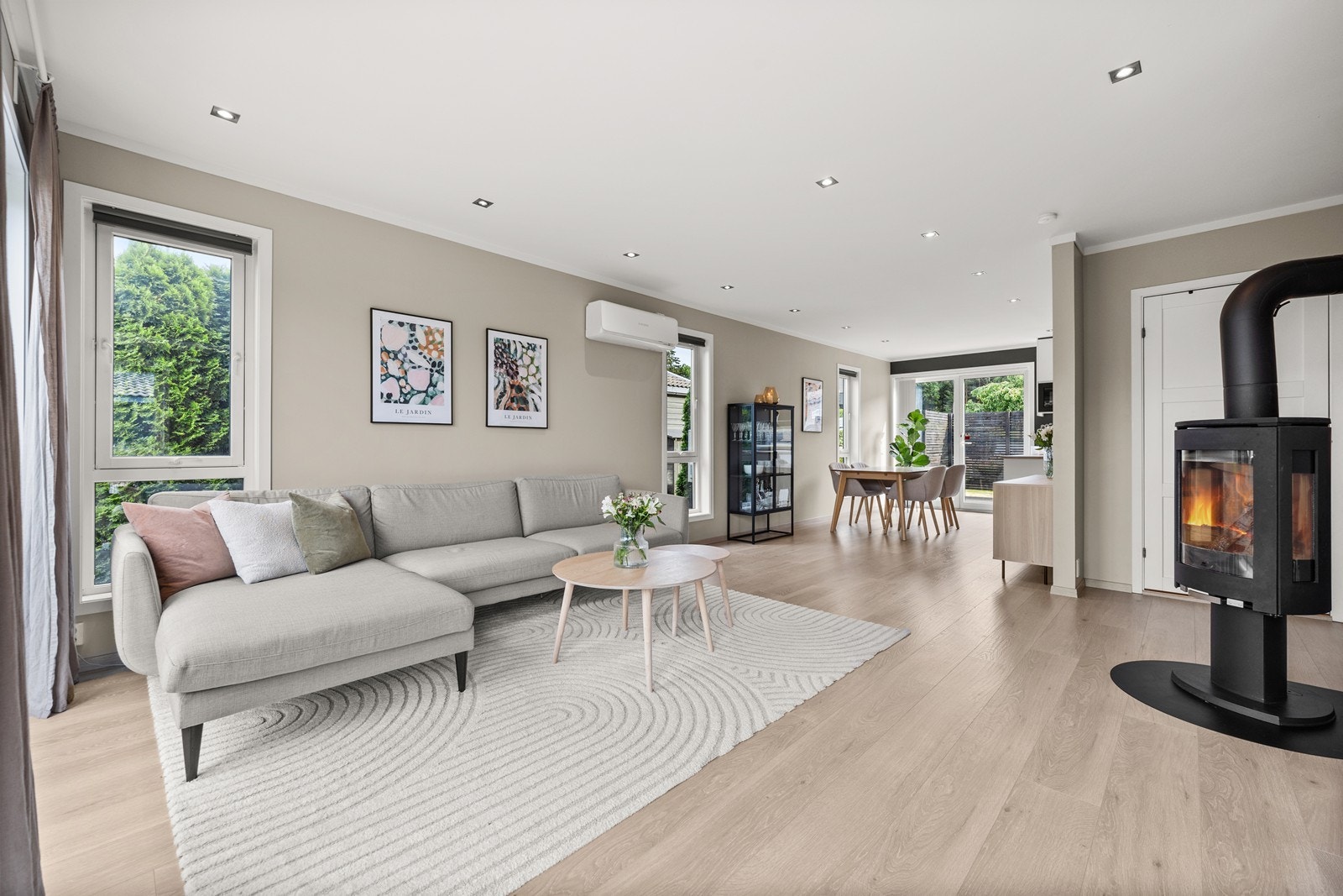 Stuen har nye gulv fra 2020, slette malte vegger og downlights i tak Galleribilde