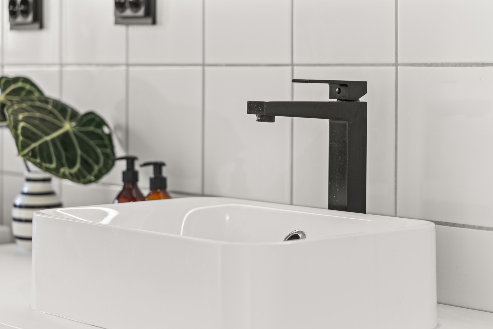 Badet er oppgradert i 2022 med ny baderomsinnredning, samt agt ny membran og nye fliser i dusjsone i 2023 Galleribilde