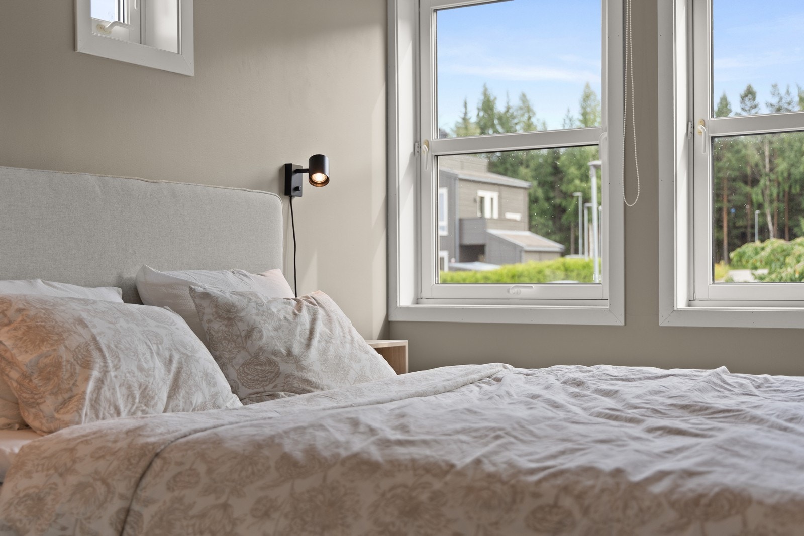 Soverommene er også oppgradert med nytt gulv i 2020 og malte overflater i lyse fargetoner Galleribilde