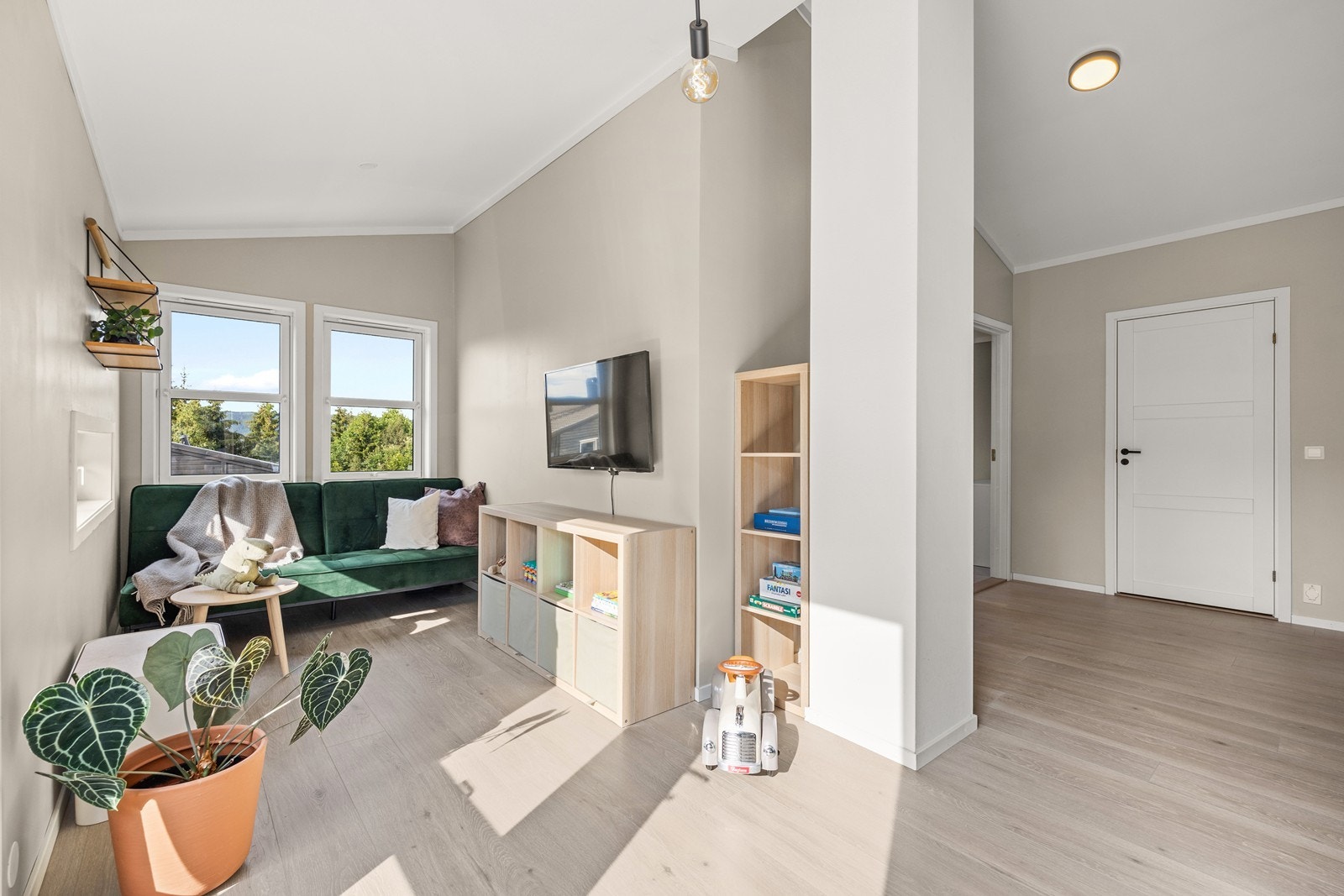 Tv-stuen kan enkelt gjøres om til et fjerde soverom for den som har behov for det Galleribilde