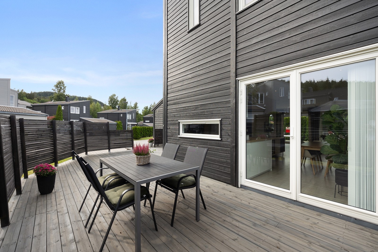 Fra kjøkkenet er det adkomst til enda en flott uteplass Galleribilde
