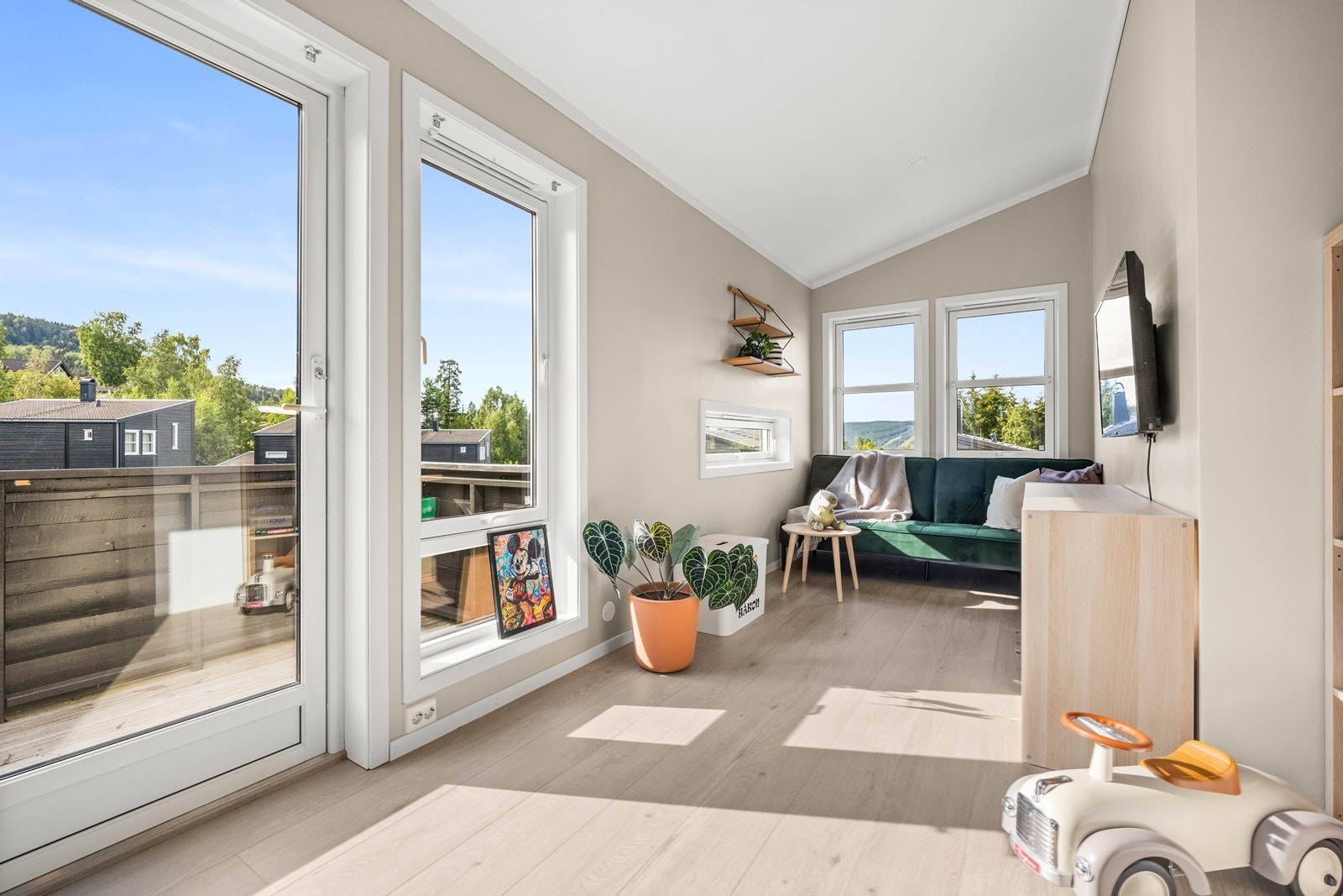 Lys og fin tv-stue som passer perfekt for barna i huset Galleribilde